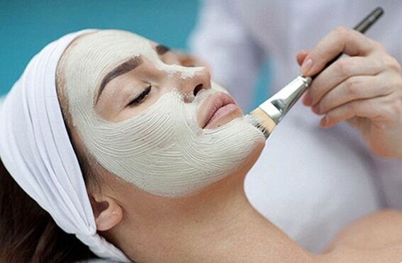 Peeling-u i fytyrës është një nga metodat e përtëritjes estetike të lëkurës